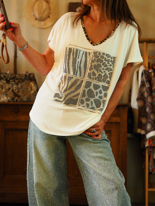 Blouse fluide blanche trés agréable à porter. Col V bordé de leopard. Strass dorés, noirs et argentés.

70% Viscose 25% Nylon 5% Elasthane.
Taille unique convient du 36 au 42/44.
Tour de poitrine 124cm Longueur dos 74cm.