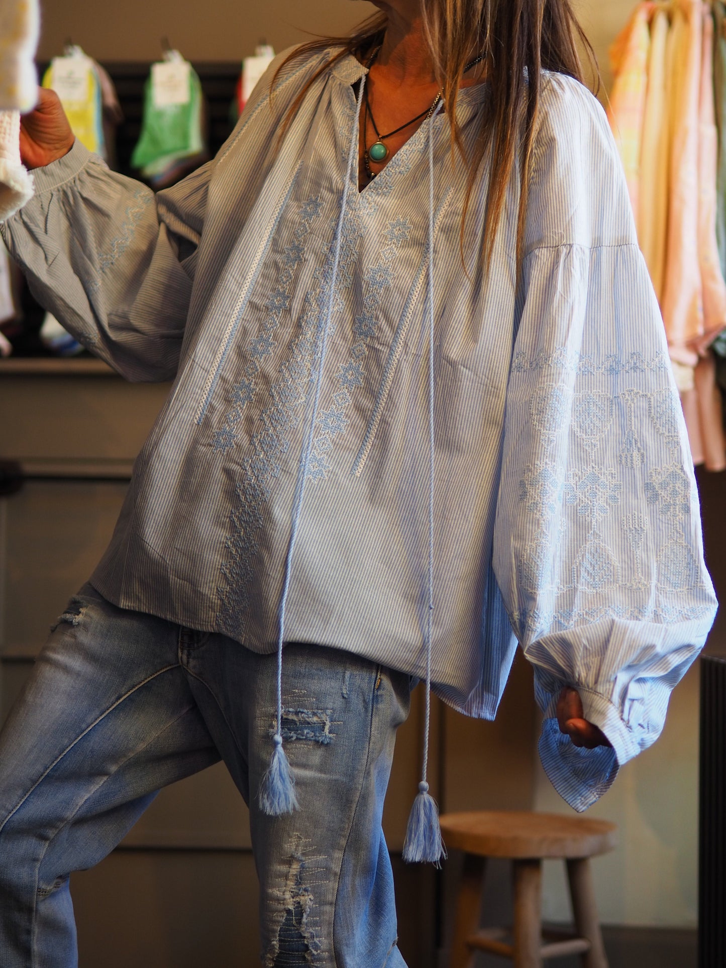 Taille unique convient du 36 au 42.

Mesures : Tour de poitrine 126cm Longeur dos 63cm.
Composition : 100% Coton.
Cathy mesure 1m66 fait un 36 et porte une taille unique.


Blouse fines lignes bleues et blanches. Avec broderies. Manches bouffantes.