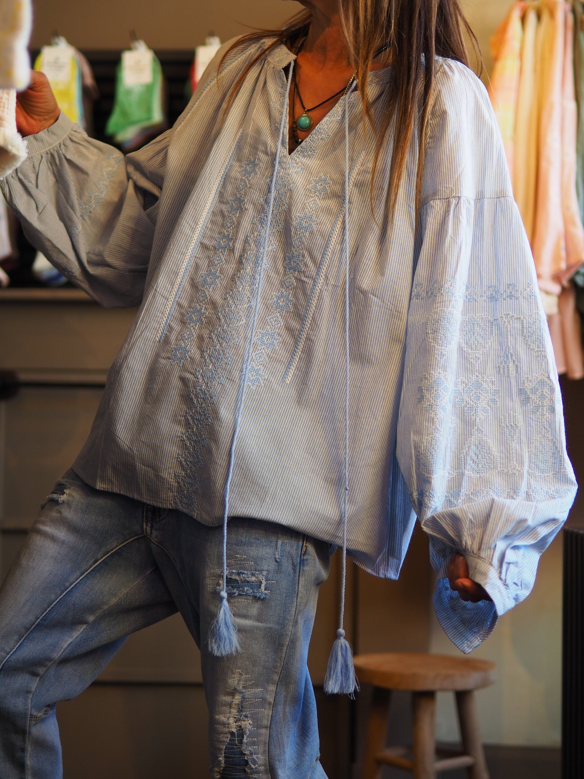 Taille unique convient du 36 au 42.

Mesures : Tour de poitrine 126cm Longeur dos 63cm.
Composition : 100% Coton.
Cathy mesure 1m66 fait un 36 et porte une taille unique.


Blouse fines lignes bleues et blanches. Avec broderies. Manches bouffantes.