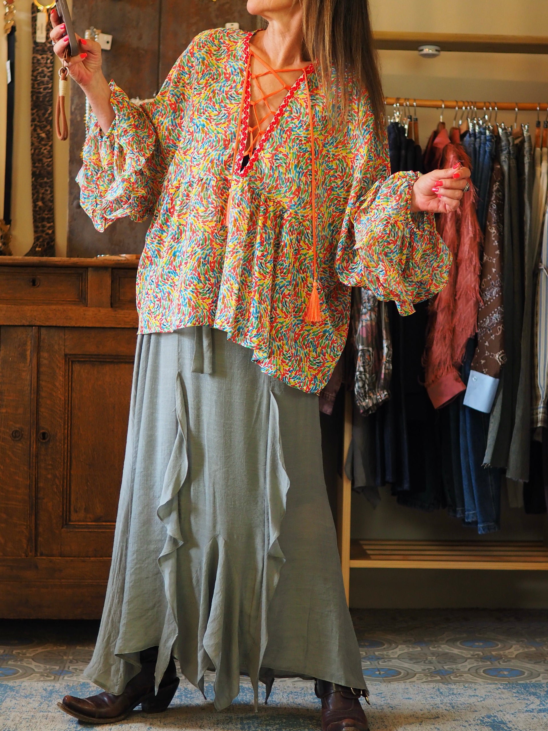 Blouse bohème dans les tons verts et orangés. 

5% Viscose 95% Polyester.
Taille unique convient du 36 au 42/44.
Tour de poitrine 140cm Longueur dos 72cm.