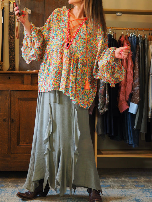 Blouse bohème dans les tons verts et orangés. 

5% Viscose 95% Polyester.
Taille unique convient du 36 au 42/44.
Tour de poitrine 140cm Longueur dos 72cm.