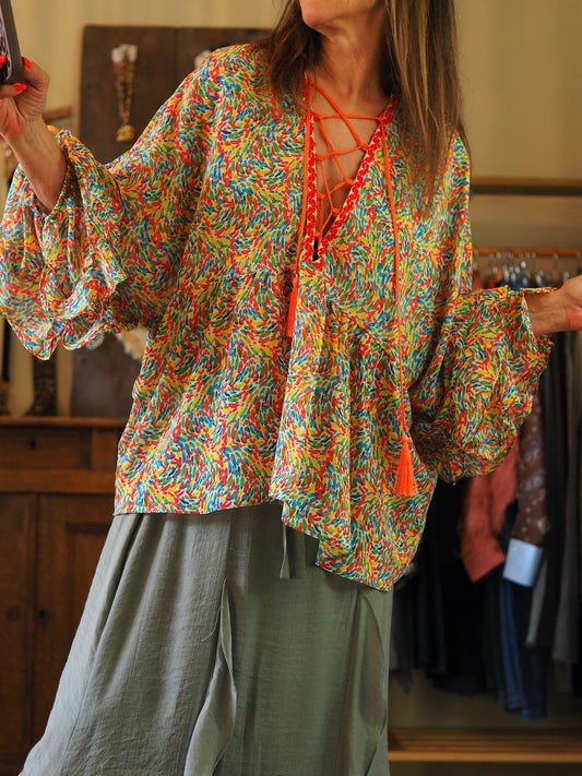 Blouse bohème dans les tons verts et orangés. 

5% Viscose 95% Polyester.
Taille unique convient du 36 au 42/44.
Tour de poitrine 140cm Longueur dos 72cm.