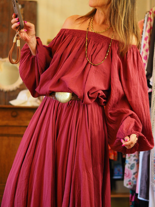 Blouse bordeaux. Manches bouffantes et élastique à l'encolure. Magnifique avec la jupe Ava.

100% Coton.
Taille unique convient du 36 au 44.