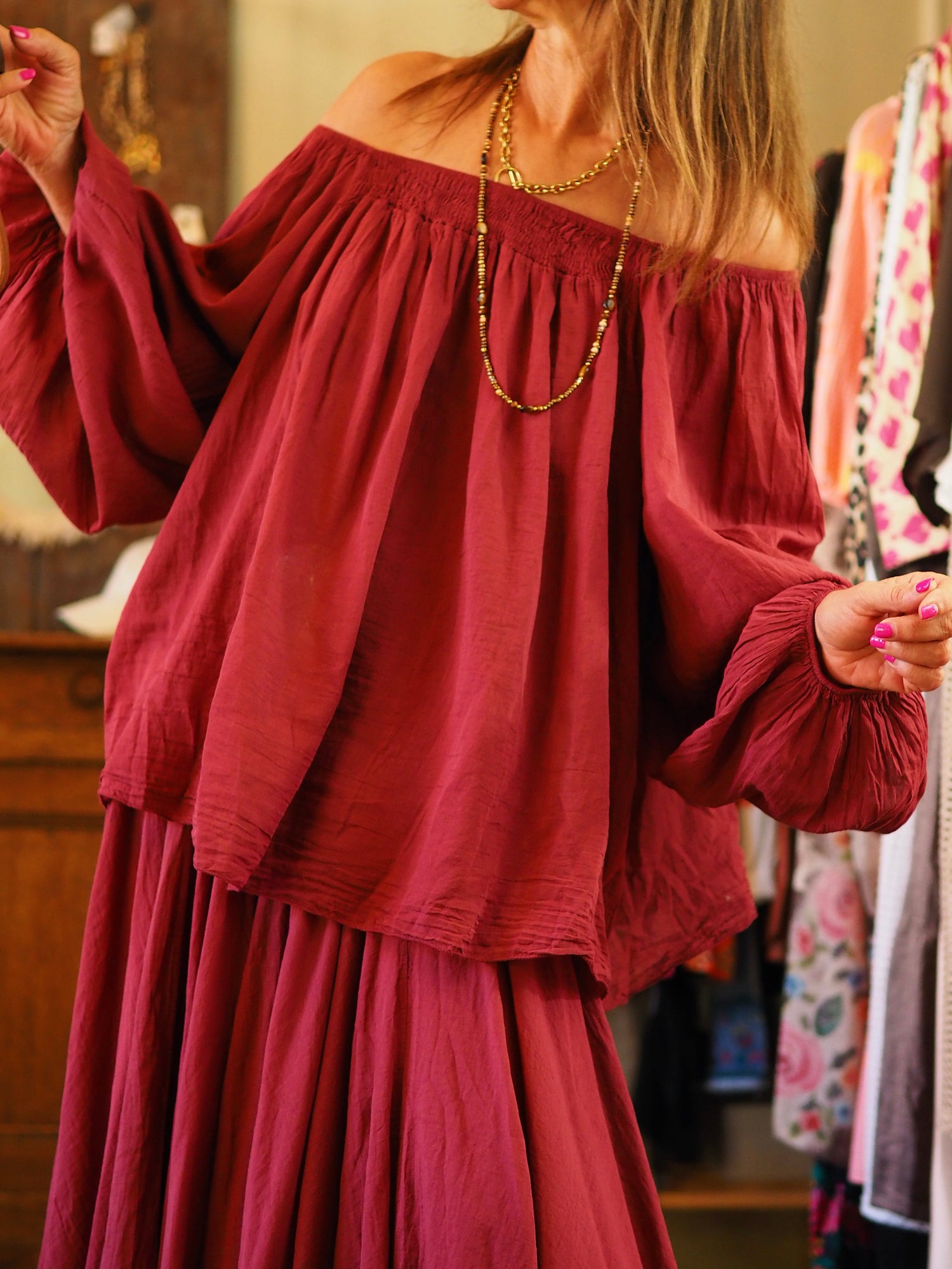 Blouse bordeaux. Manches bouffantes et élastique à l'encolure. Magnifique avec la jupe Ava.

100% Coton.
Taille unique convient du 36 au 44.