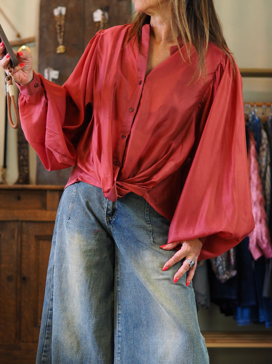 Blouse bordeaux/prune. Manches bouffantes. Noeuds à l'avant.

85% Lyocell 15% Polyester.
Taille unique convient du 36 au 40.
Tour de poitrine 116cm Longueur dos 61cm.