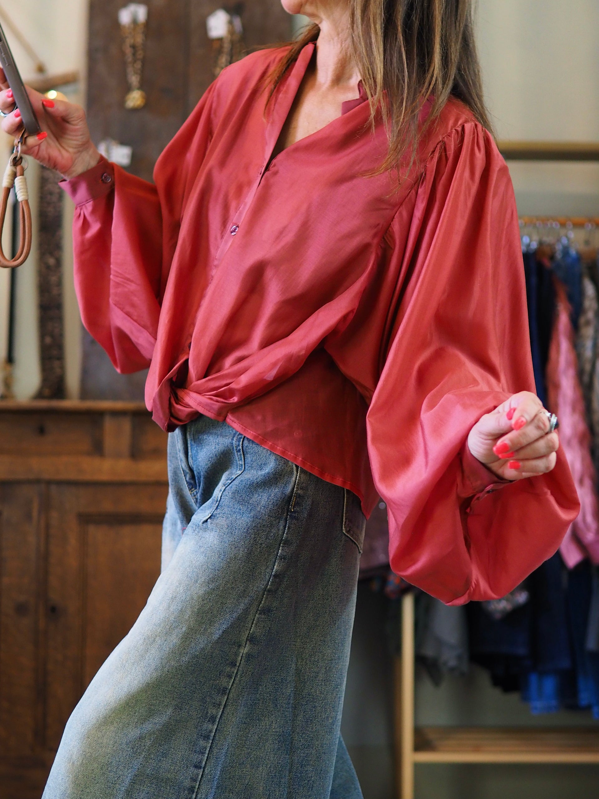 Blouse bordeaux/prune. Manches bouffantes. Noeuds à l'avant.

85% Lyocell 15% Polyester.
Taille unique convient du 36 au 40.
Tour de poitrine 116cm Longueur dos 61cm.