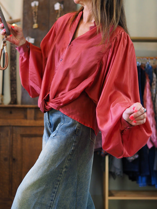 Blouse bordeaux/prune. Manches bouffantes. Noeuds à l'avant.

85% Lyocell 15% Polyester.
Taille unique convient du 36 au 40.
Tour de poitrine 116cm Longueur dos 61cm.