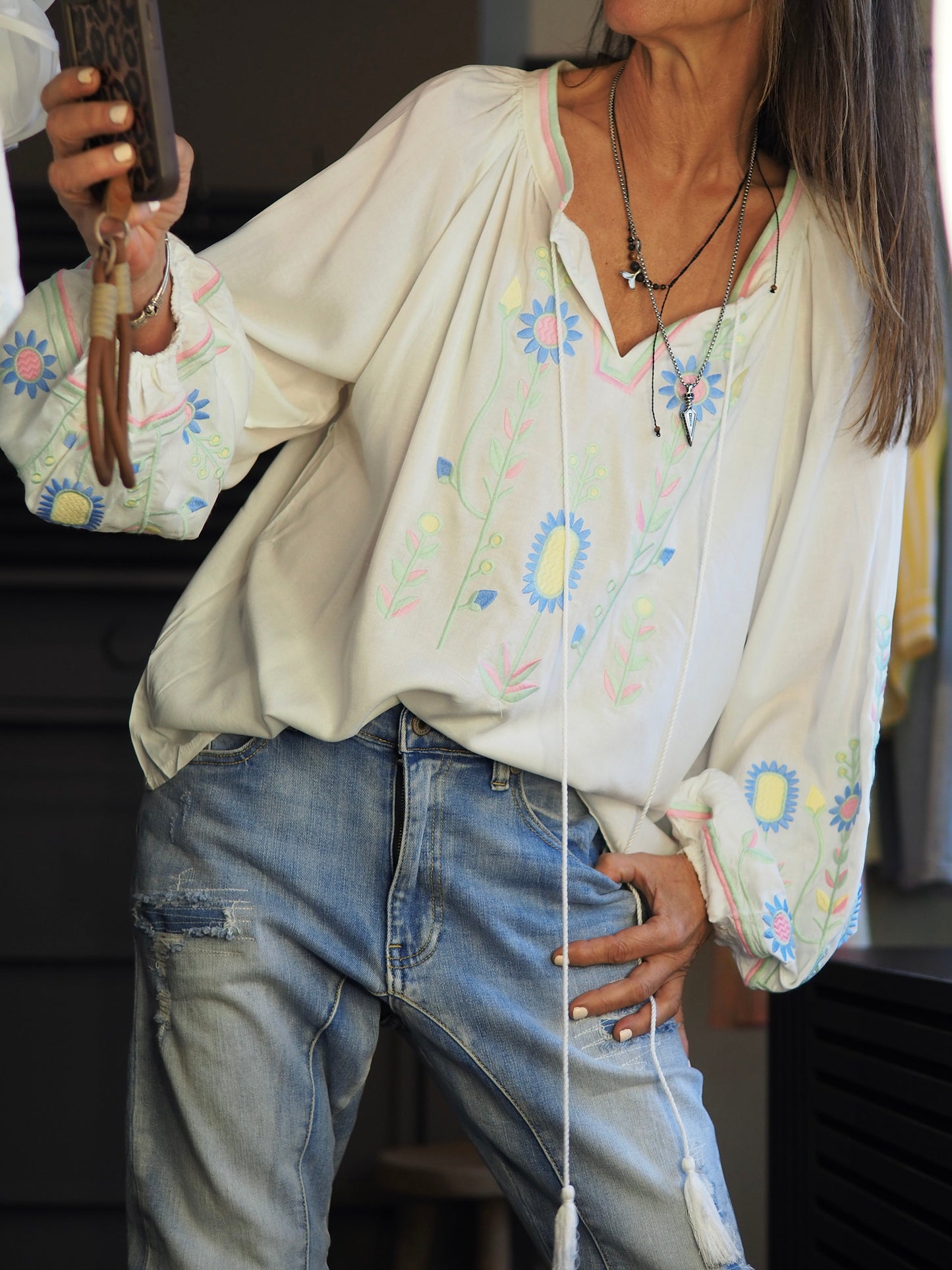 Taille unique convient du 36 au 40.

Mesures : Tour de poitrine 116cm Longueur dos 58cm.
Composition : 70% Lin 30% Coton.
Cathy mesure 1m66 fait un 36 et porte une taille unique.


Magnifique blouse blanche avec broderies pastels. Manches bouffantes.