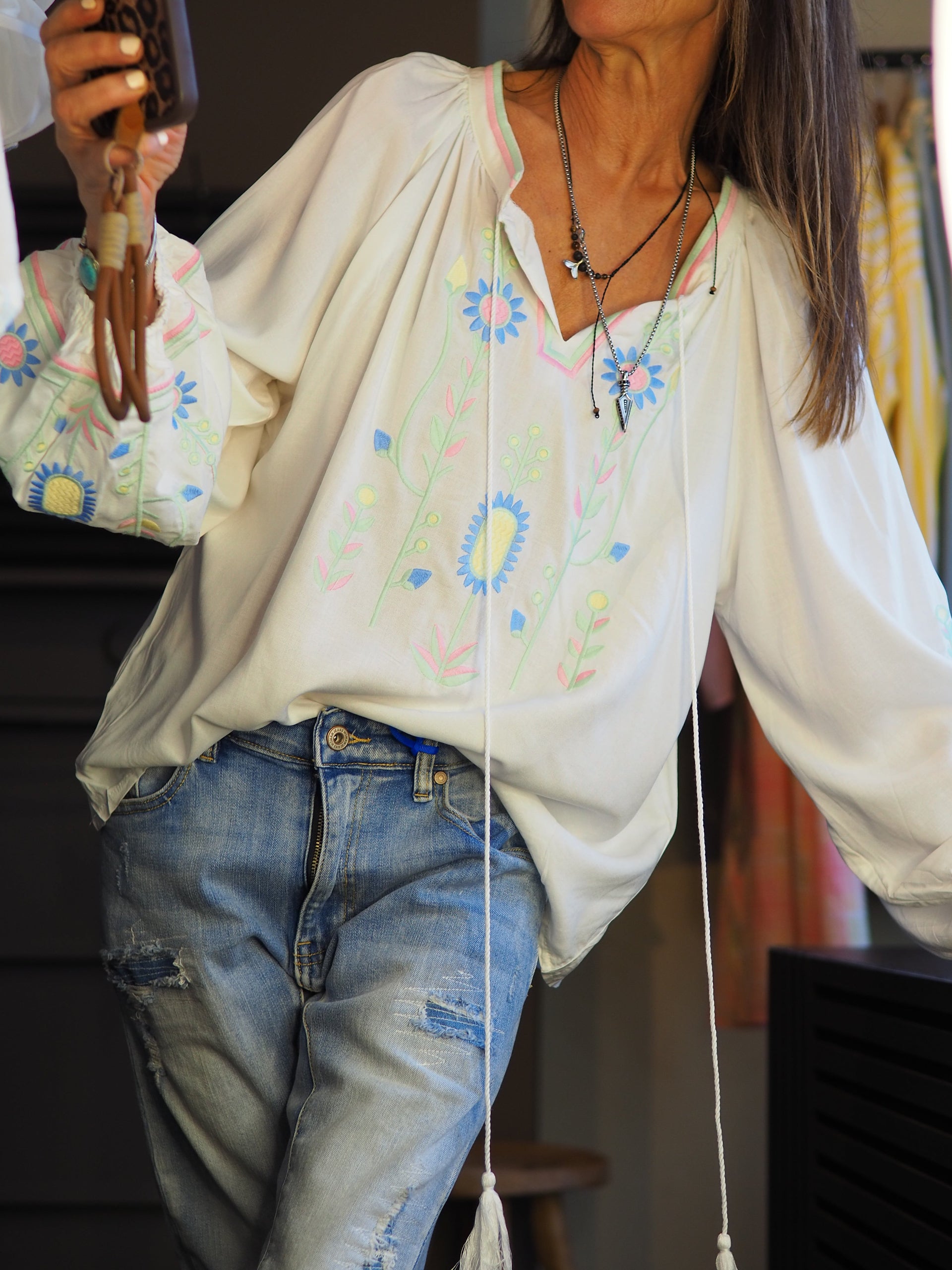 Taille unique convient du 36 au 40.

Mesures : Tour de poitrine 116cm Longueur dos 58cm.
Composition : 70% Lin 30% Coton.
Cathy mesure 1m66 fait un 36 et porte une taille unique.


Magnifique blouse blanche avec broderies pastels. Manches bouffantes.