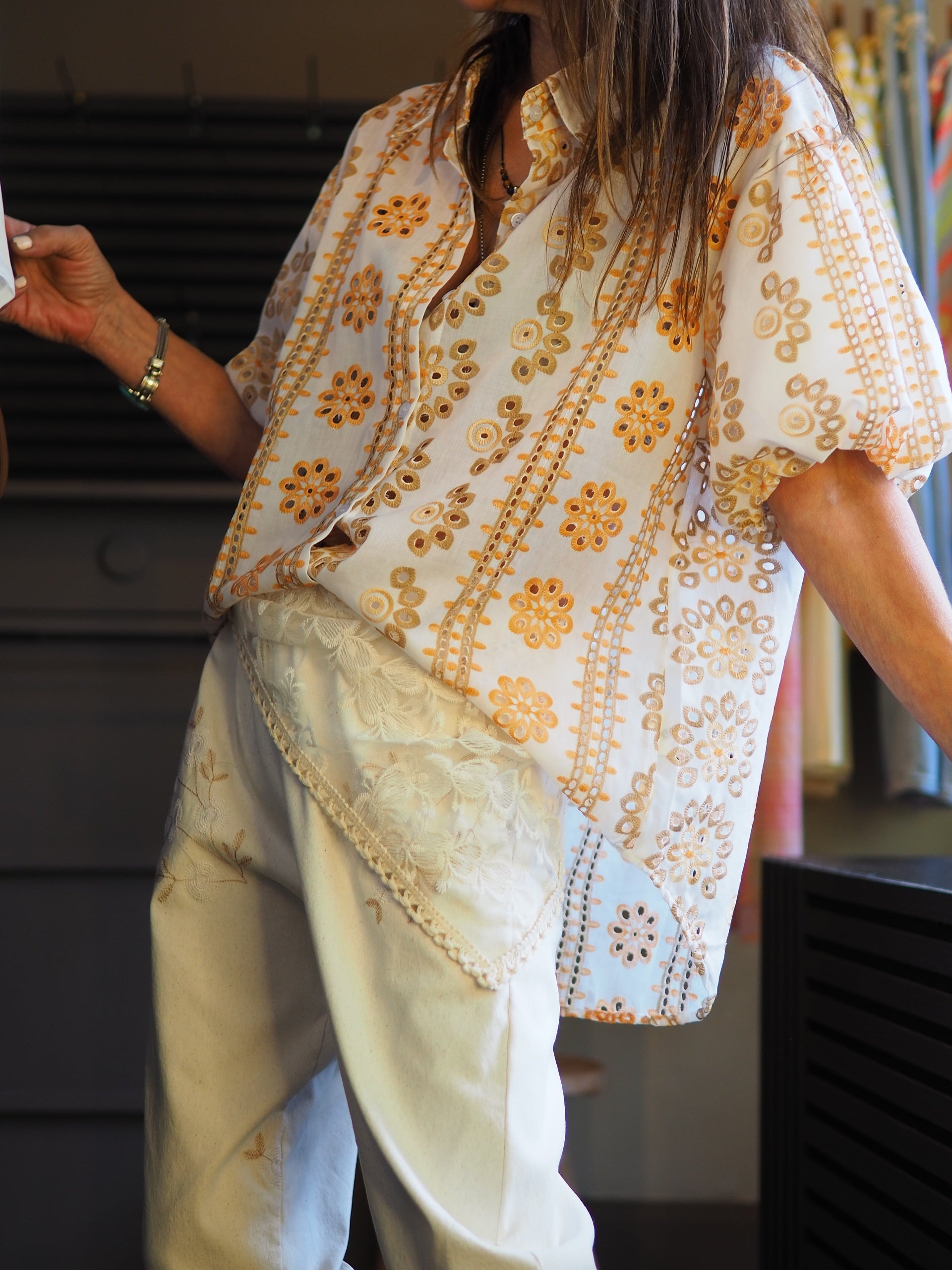 Taille unique convient du 36 au 40.

Mesures : Tour de poitrine 116cm Longueur dos 58cm.
Composition : 70% Lin 30% Coton.
Cathy mesure 1m66 fait un 36 et porte une taille unique.


Magnifique blouse blanche avec broderies pastels. Manches bouffantes.