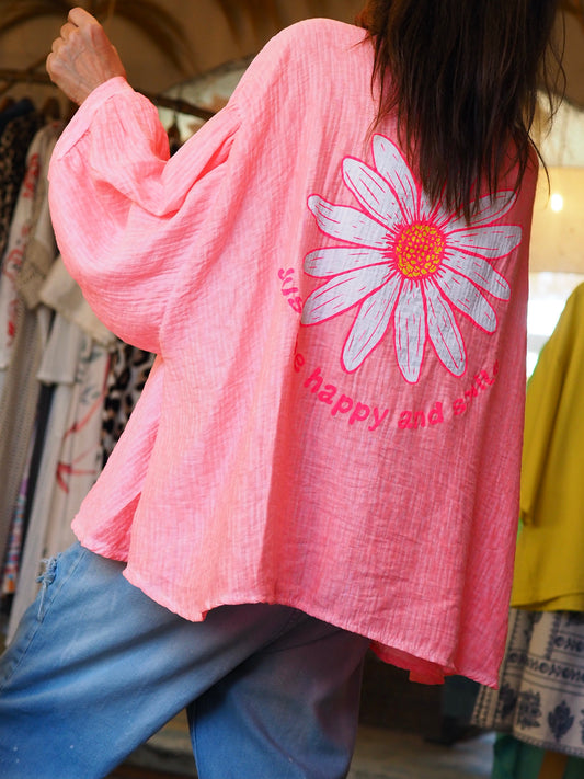 Blouse oversize corail fluo. Impressions rosesfluo dans le dos.

85% Tencel 15% Nylon.
Taille unique convient du 36 au 46.
Tour de poitrine 190cm Longueur dos 70cm.
