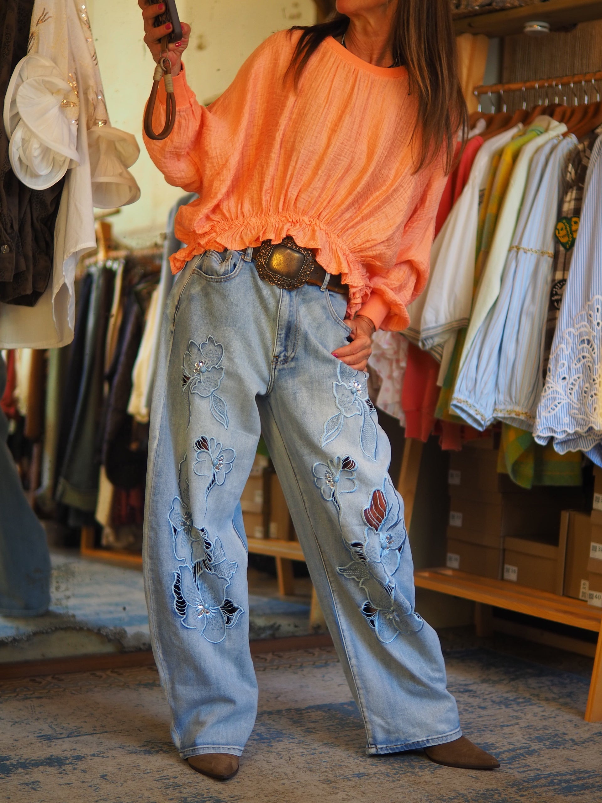 Jean large en denim clair, décoré de grandes broderies florales et perles, avec détails ajourés. Coupe tendance et confortable, parfait pour un look bohème et original. Taille grand, je porte un S mais avec ceinture.

Taille S/38 M/40 L/42.
70% Coton 27% Polyester 3% Elasthane.
S : Tour de taille 84cm. M : Tour de taille 90cm. L : Tour de taille 94cm.