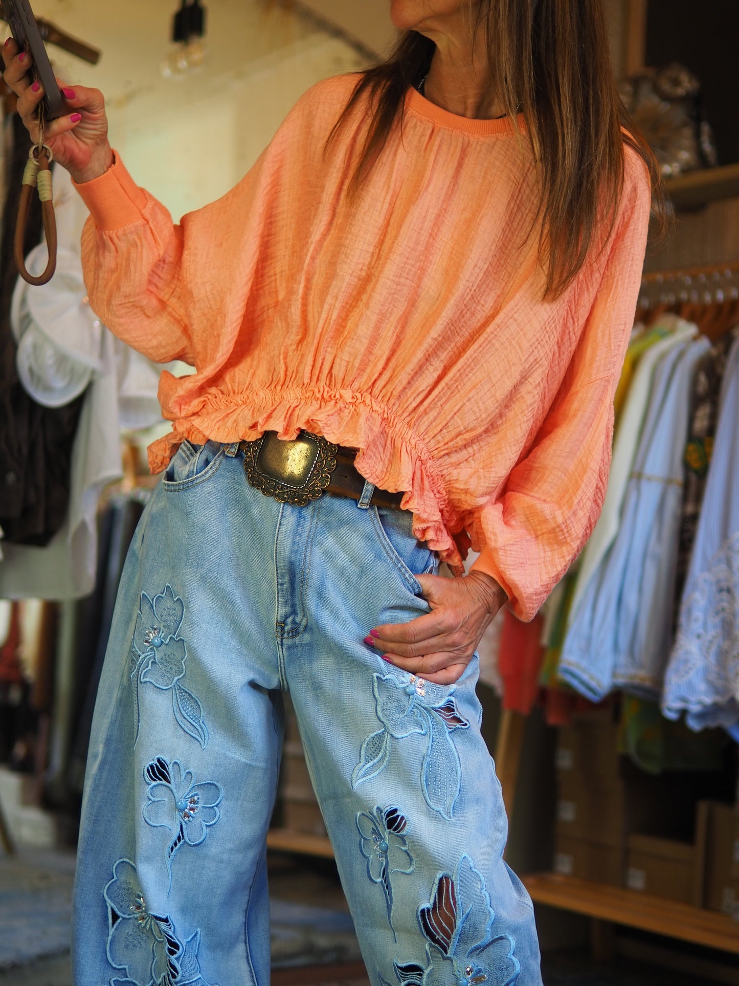 Blouse fluide corail, légère et féminine, avec manches longues bouffantes et bas élastiqué. Parfaite avec un jean taille haute pour un look chic et décontracté.

Taille unique du 36 au 42.
80% Lyocell 20% Nylon.
Tour de poitrine 116cm Longueur dos 46cm.