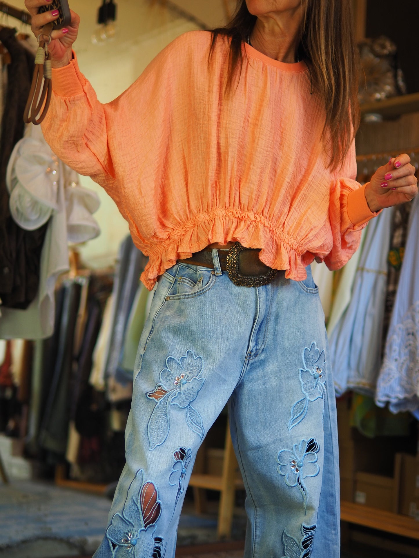 Blouse fluide corail, légère et féminine, avec manches longues bouffantes et bas élastiqué. Parfaite avec un jean taille haute pour un look chic et décontracté.

Taille unique du 36 au 42.
80% Lyocell 20% Nylon.
Tour de poitrine 116cm Longueur dos 46cm.