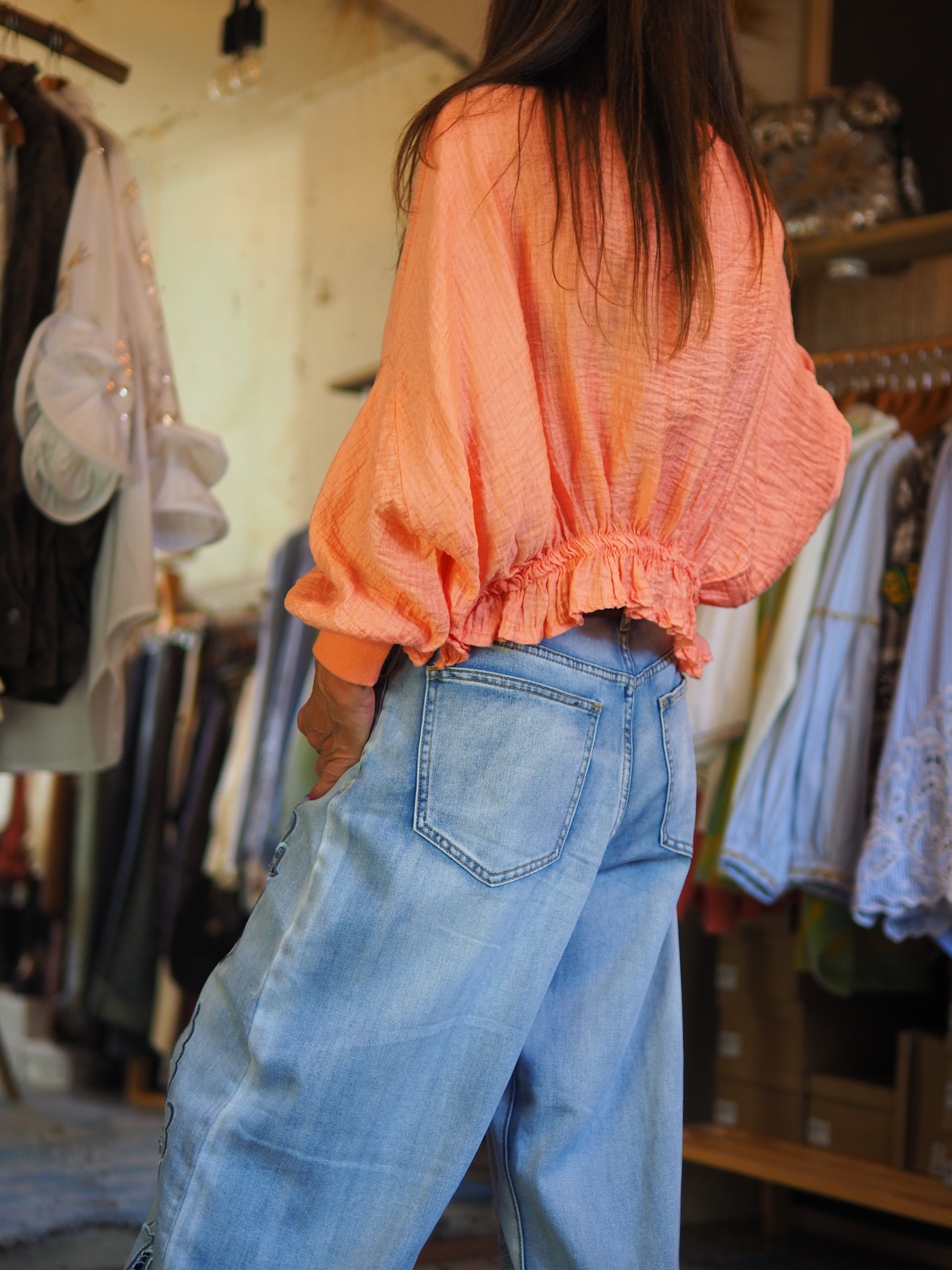 Blouse fluide corail, légère et féminine, avec manches longues bouffantes et bas élastiqué. Parfaite avec un jean taille haute pour un look chic et décontracté.

Taille unique du 36 au 42.
80% Lyocell 20% Nylon.
Tour de poitrine 116cm Longueur dos 46cm.