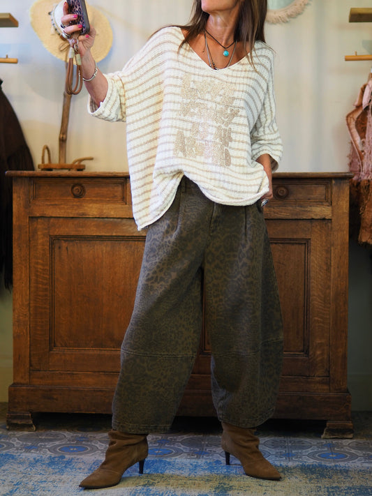 Blouse en maille coton écru et taupe. Inscriptions dorées.

Taille unique du 36 au 46.
70% Coton 20% Acrylique&nbsp; 10% Fibres variées.
Tour de poitrine 150cm Longueur dos 60cm.