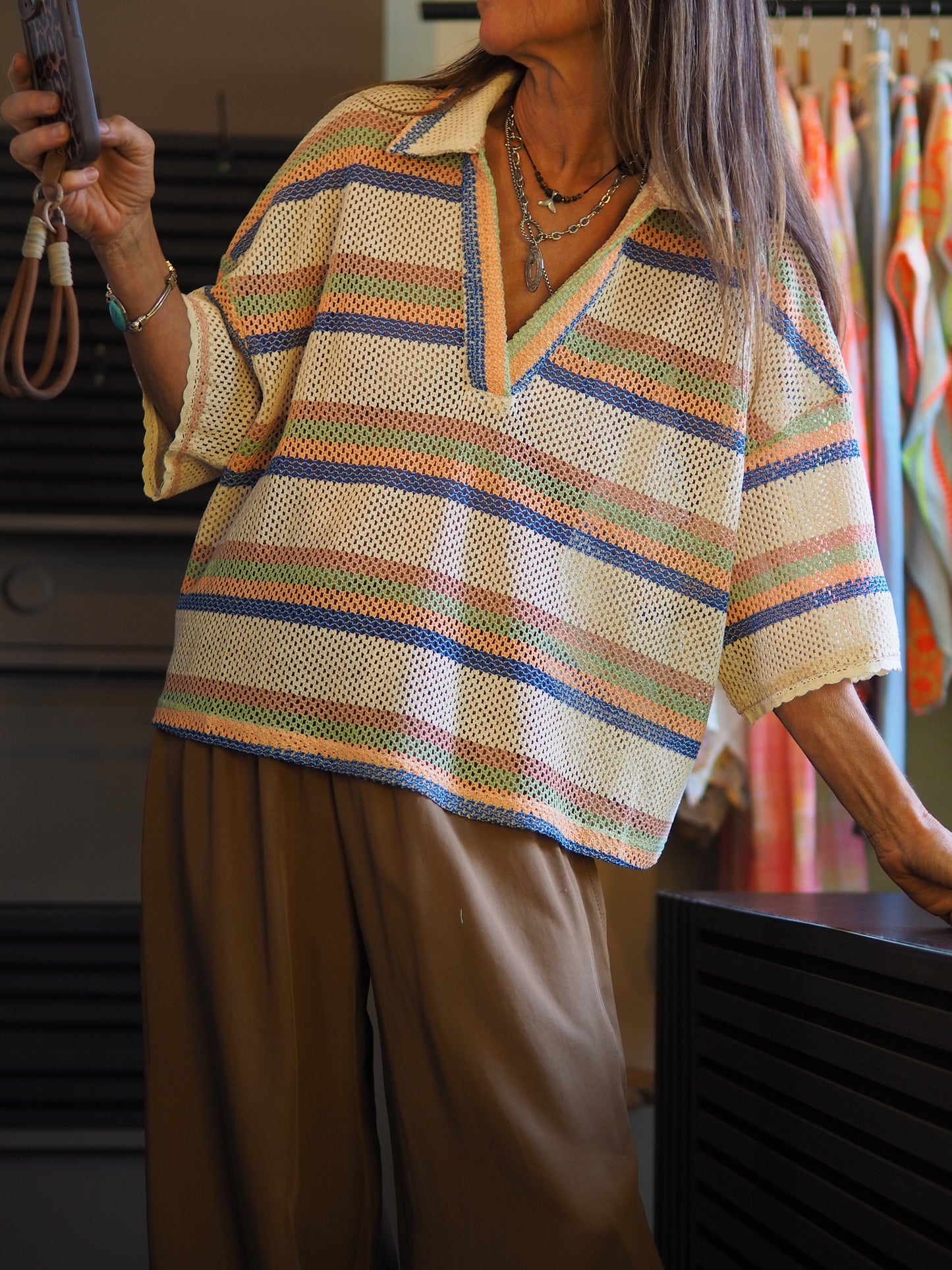 Taille unique convient du 36 au 42/44.

Mesures : Tour de&nbsp; poitrine 130cm Longueur dos 60cm.&nbsp;
Composition : 80% Coton 20% Polyester.
Cathy mesure 1m66 fait un 36 et porte une taille unique.


Blouse légérement ajourée, magnifique.