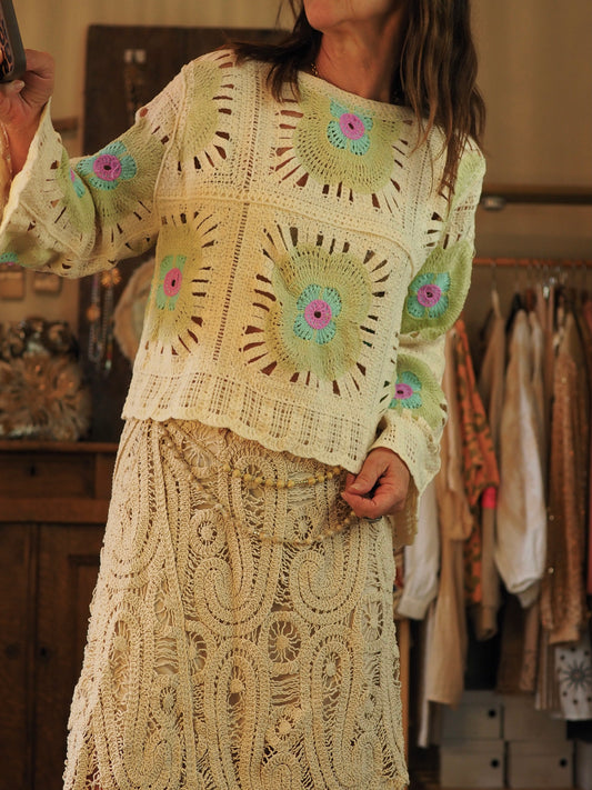 Blouse crochet écru, vert pale, turquoise et rose. 

100% Acrylique.
Taille unique convient du 36 au 40.
Tour de poitrine 116cm Longueur dos 50cm.