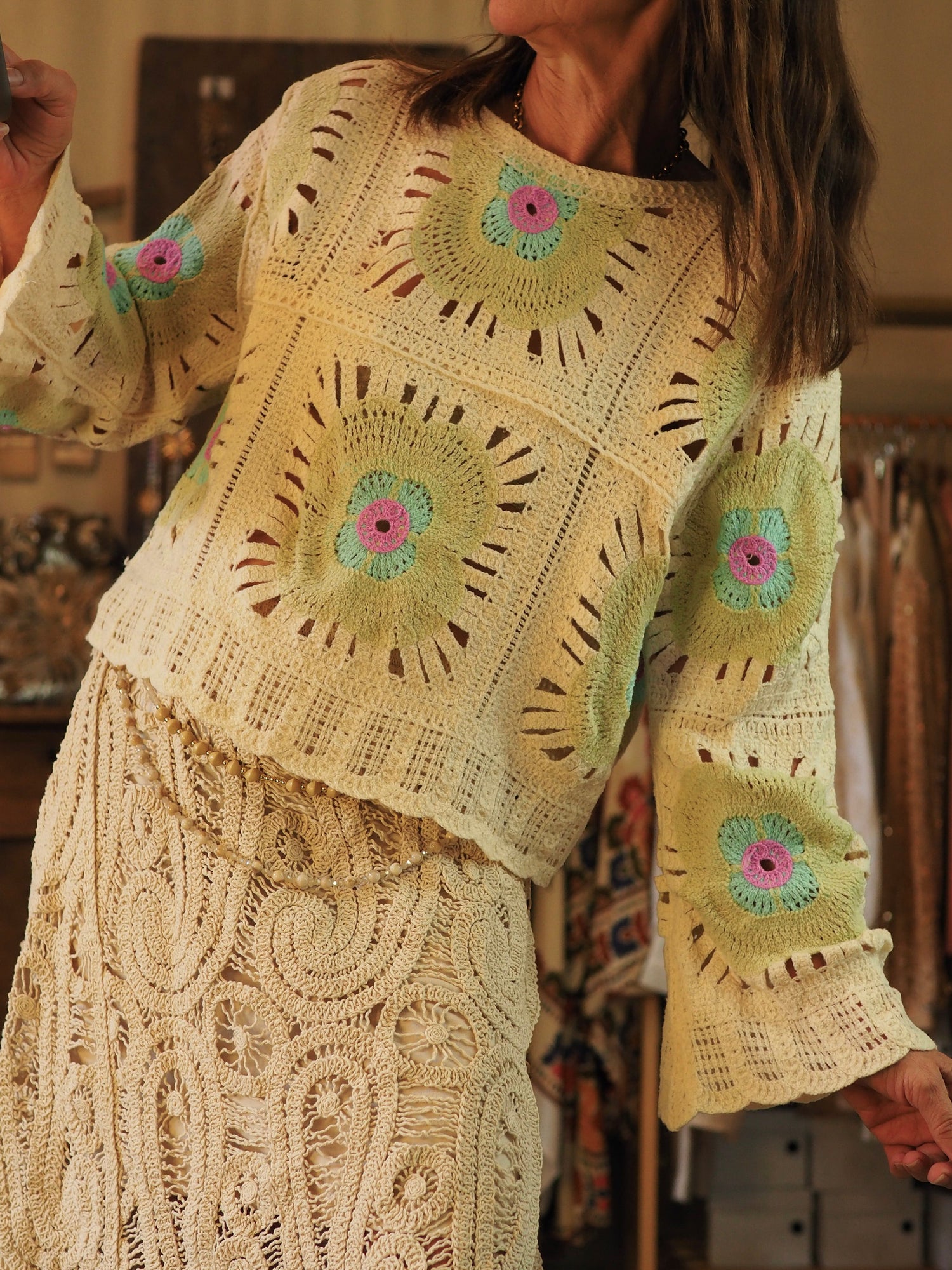 Blouse crochet écru, vert pale, turquoise et rose. 

100% Acrylique.
Taille unique convient du 36 au 40.
Tour de poitrine 116cm Longueur dos 50cm.