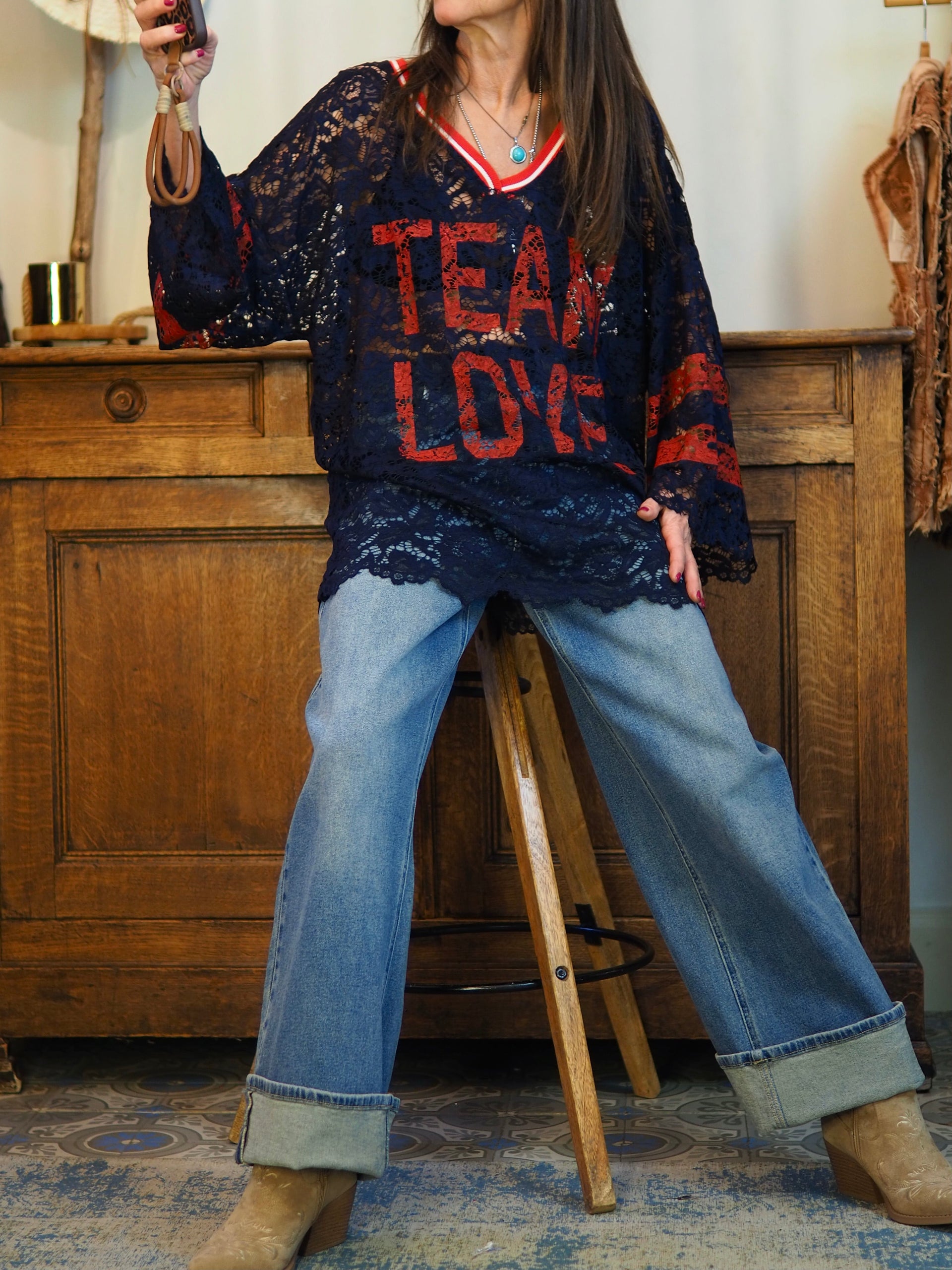 Tunique en dentelle bleue marine.

Taille unique convient du 36 au 42/44.
90% Polyamide 10% Elasthanne.
Tour de poitrine 130cm Longueur dos 75cm.