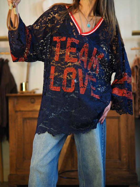 Tunique en dentelle bleue marine.

Taille unique convient du 36 au 42/44.
90% Polyamide 10% Elasthanne.
Tour de poitrine 130cm Longueur dos 75cm.