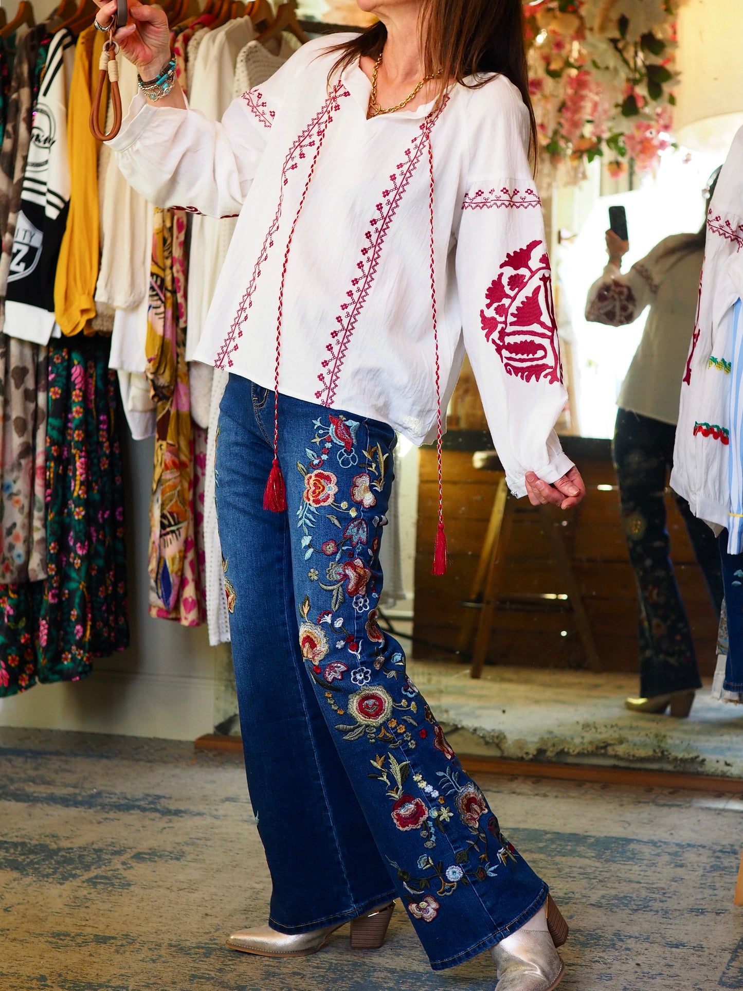 Blouse écru avec broderies rouge/bordeaux.

100% Coton.
Taille unique convient du 36 au 38/40.
Tour de poitrine 116 Longueur dos 55cm.