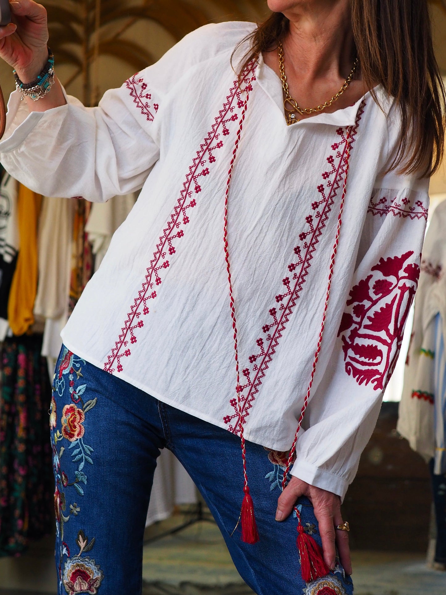 Blouse écru avec broderies rouge/bordeaux.

100% Coton.
Taille unique convient du 36 au 38/40.
Tour de poitrine 116 Longueur dos 55cm.