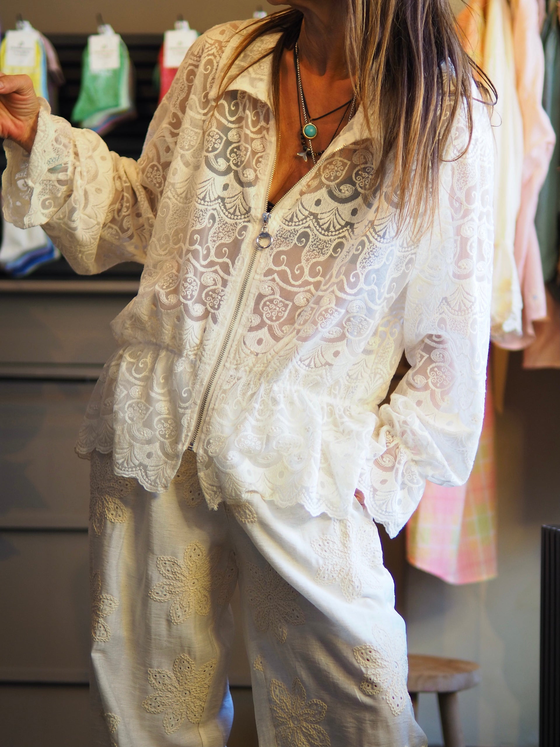 Taille unique convient du 36 au 42.

Mesures : Tour de poitrine 124cm Longueur dos 67cm.
Composition : 80% Viscose 20% Nylon.
Cathy mesure 1m66 fait un 36 et porte une taille unique.


Magnifique blouse en dentelle écrue. Zippée à l'avant. Poignets élastiques volants. Elastique à la taille.