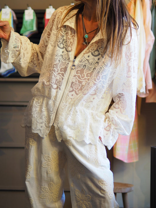 Taille unique convient du 36 au 42.

Mesures : Tour de poitrine 124cm Longueur dos 67cm.
Composition : 80% Viscose 20% Nylon.
Cathy mesure 1m66 fait un 36 et porte une taille unique.


Magnifique blouse en dentelle écrue. Zippée à l'avant. Poignets élastiques volants. Elastique à la taille.