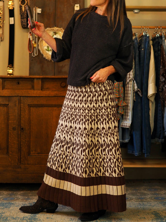 Jupe effet lainage bien épaix dans les tons marrons. Taille élastique.

Taille unique convient du 36 au 40.
100% Viscose.
Tour de taille maximum 84cm Longueur jupe 95cm.