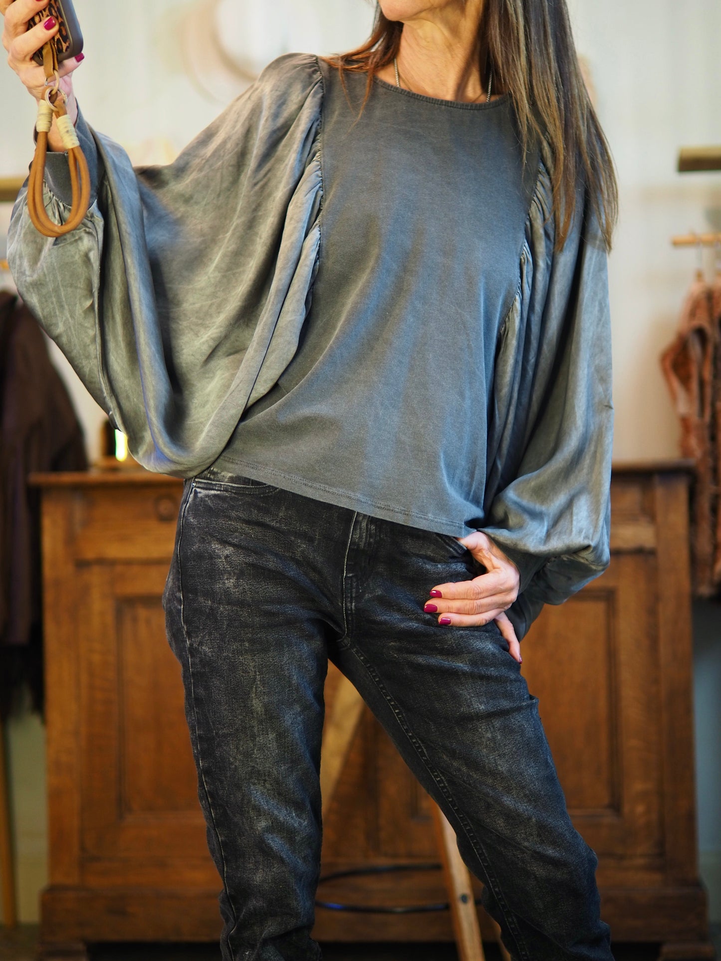 Blouse bi-matière. Corps matière teeshirt, gris délavé et manches satins.

Taille unique convient du 36 au 40/42.
50% Viscose 50% Coton.
Tour de poitrine 120cm Longueur dos 55cm.