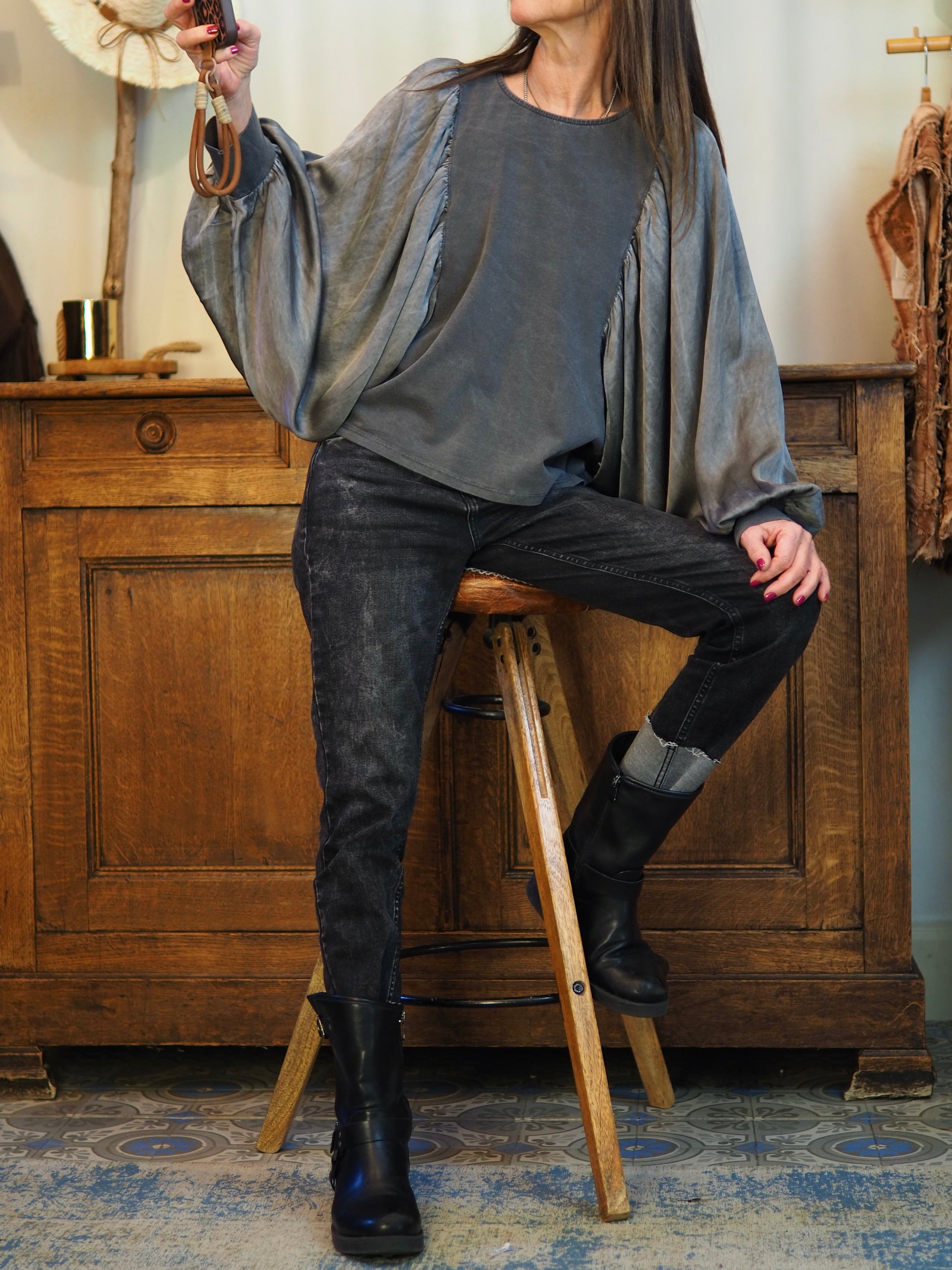 Blouse bi-matière. Corps matière teeshirt, gris délavé et manches satins.

Taille unique convient du 36 au 40/42.
50% Viscose 50% Coton.
Tour de poitrine 120cm Longueur dos 55cm.