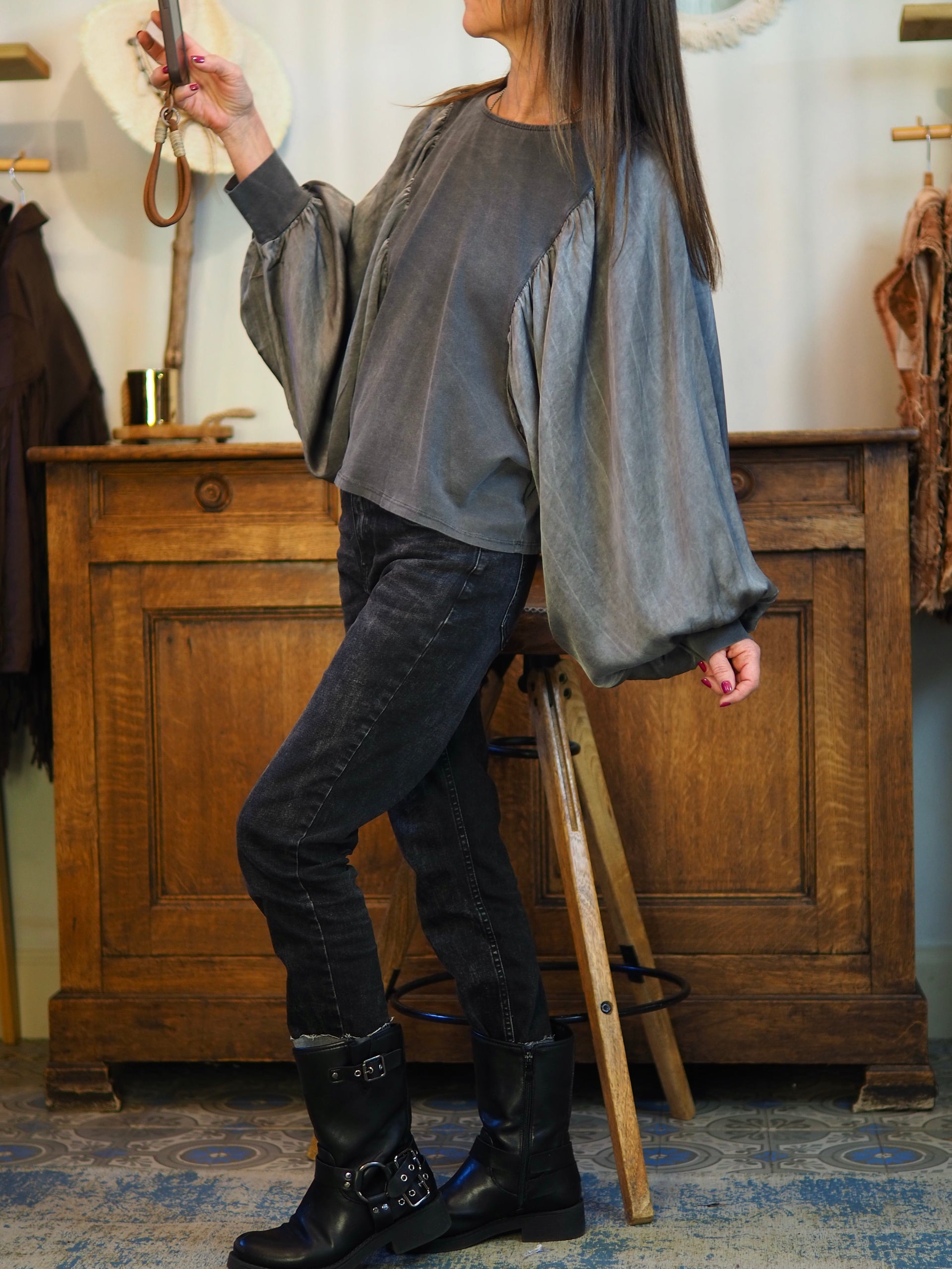 Blouse bi-matière. Corps matière teeshirt, gris délavé et manches satins.

Taille unique convient du 36 au 40/42.
50% Viscose 50% Coton.
Tour de poitrine 120cm Longueur dos 55cm.