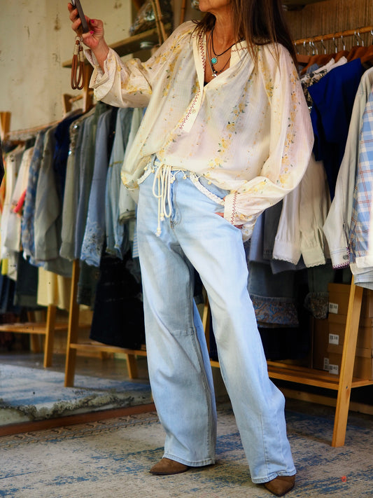 Taille unique convient du 36 au 44.

Mesures : Tour de poitrine 130cm Longeur dos 69cm.
Composition : 85% Tencel 15% Polyester.
Cathy mesure 1m66 fait un 36 et porte une taille unique.


Blouse fluide jaune/crème à délicat imprimé floral. Légère et romantique.