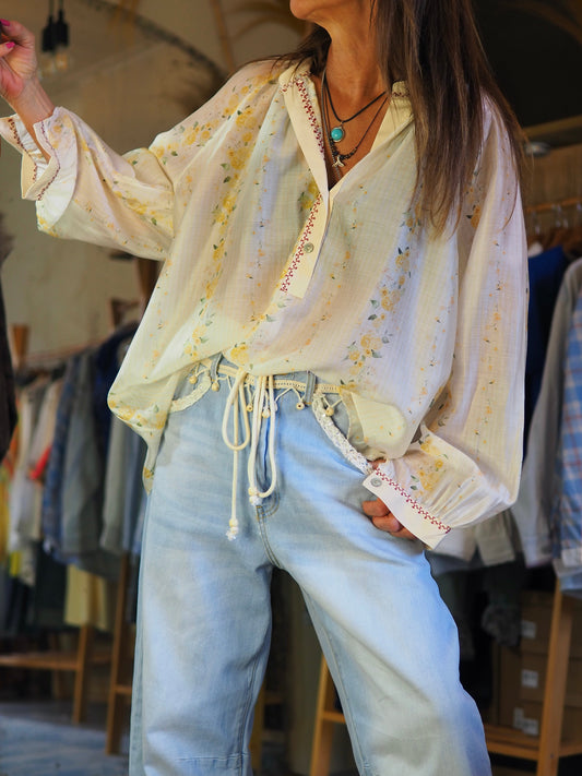 Taille unique convient du 36 au 44.

Mesures : Tour de poitrine 130cm Longeur dos 69cm.
Composition : 85% Tencel 15% Polyester.
Cathy mesure 1m66 fait un 36 et porte une taille unique.


Blouse fluide jaune/crème à délicat imprimé floral. Légère et romantique.