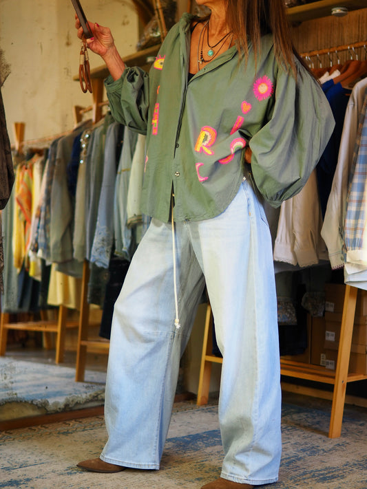 Taille unique convient du 36 au 46.

Mesures : Tour de poitrine 146cm Longeur dos 70cm.
Composition : 100% Coton.
Cathy mesure 1m66 fait un 36 et porte une taille unique.


Blouse kaki à broderies fluos pleines de fun. Manches bouffantes.