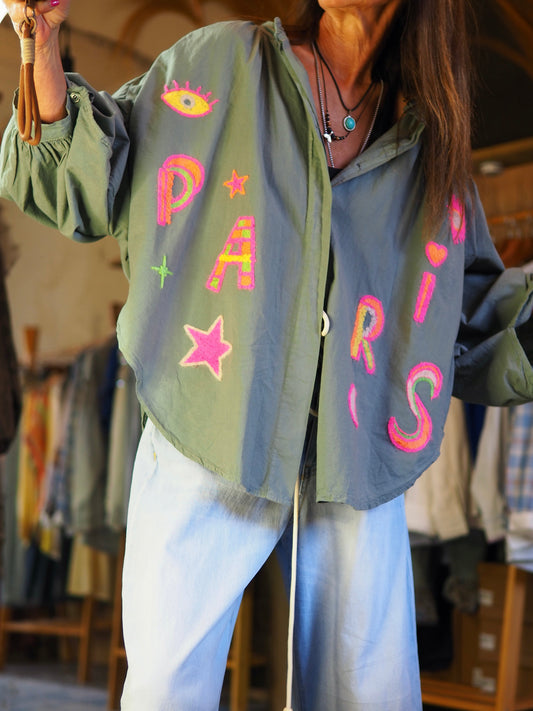 Taille unique convient du 36 au 46.

Mesures : Tour de poitrine 146cm Longeur dos 70cm.
Composition : 100% Coton.
Cathy mesure 1m66 fait un 36 et porte une taille unique.


Blouse kaki à broderies fluos pleines de fun. Manches bouffantes.