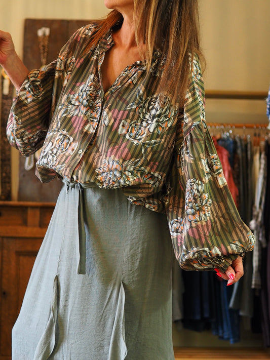 Blouse fluide kaki fleuries. Manches bouffantes. 

100% Coton.
Taille unique convient du 36 au 44.
Tour de poitrine 150cm Longueur dos 78cm.
