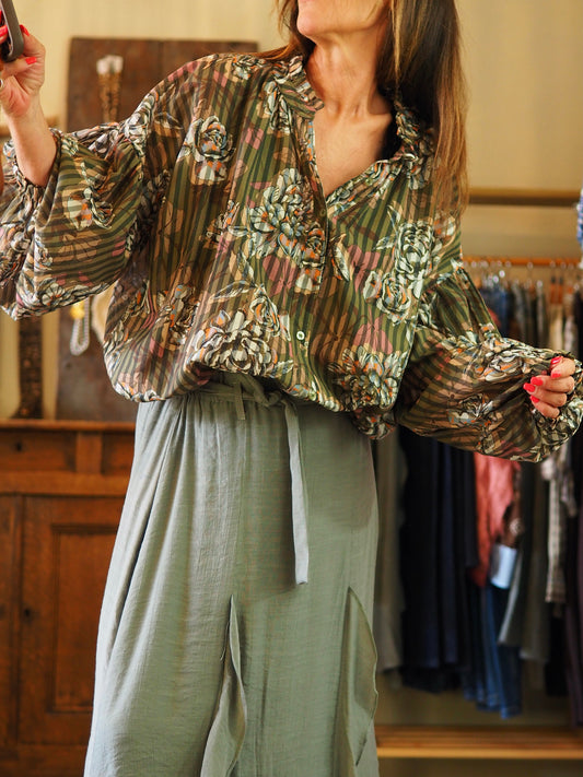 Blouse fluide kaki fleuries. Manches bouffantes. 

100% Coton.
Taille unique convient du 36 au 44.
Tour de poitrine 150cm Longueur dos 78cm.
