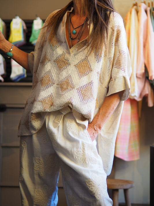 Taille unique convient du 36 au 46.

Mesures : Tour de poitrine 152cm Longueur dos 75cm.
Composition : 55% Lin 45% Viscose.
Cathy mesure 1m66 fait un 36 et porte une taille unique.


Blouse en tricot écru et taupe à l'avant et style lin à l'arrière.