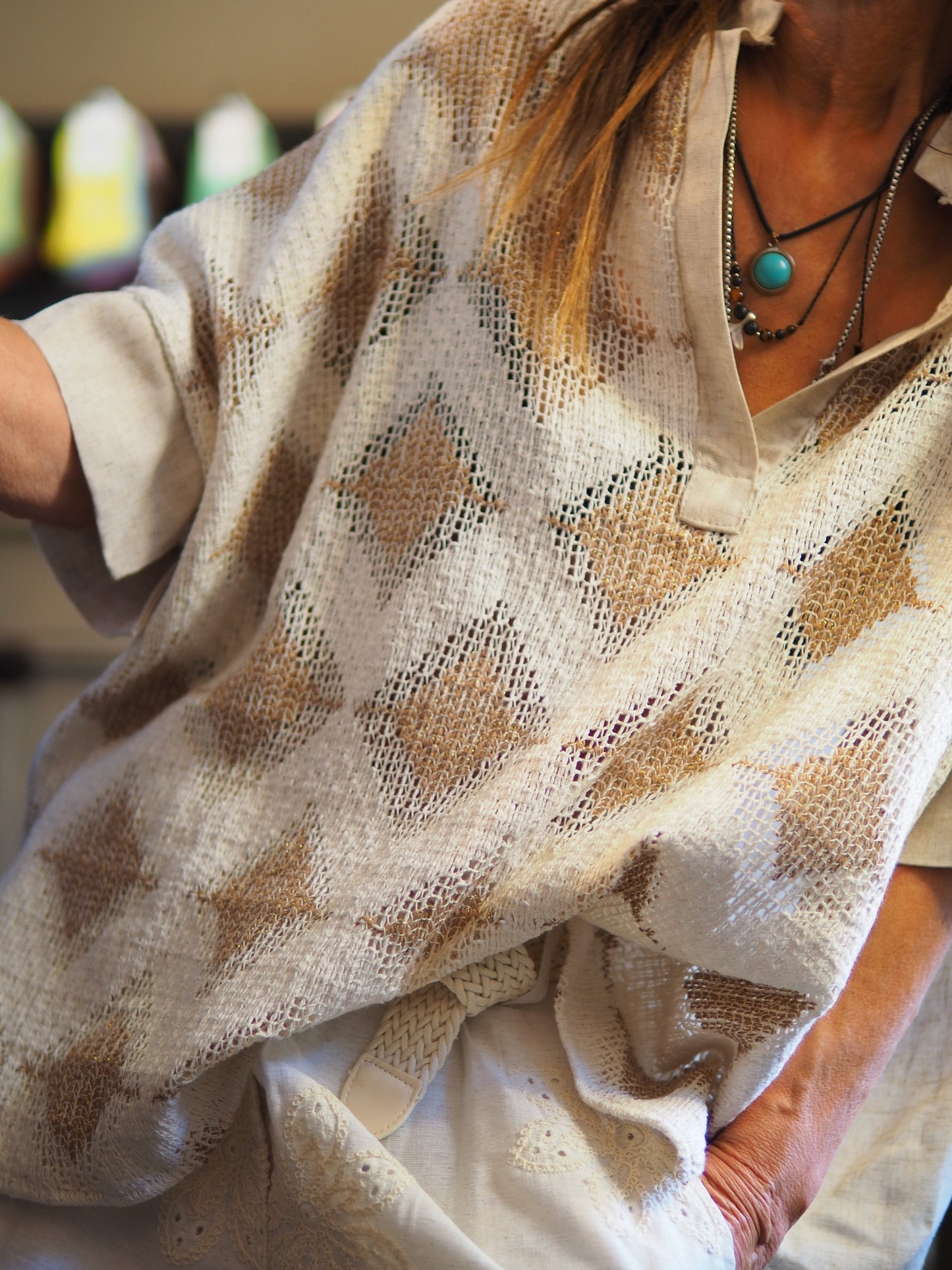 Taille unique convient du 36 au 46.

Mesures : Tour de poitrine 152cm Longueur dos 75cm.
Composition : 55% Lin 45% Viscose.
Cathy mesure 1m66 fait un 36 et porte une taille unique.


Blouse en tricot écru et taupe à l'avant et style lin à l'arrière.