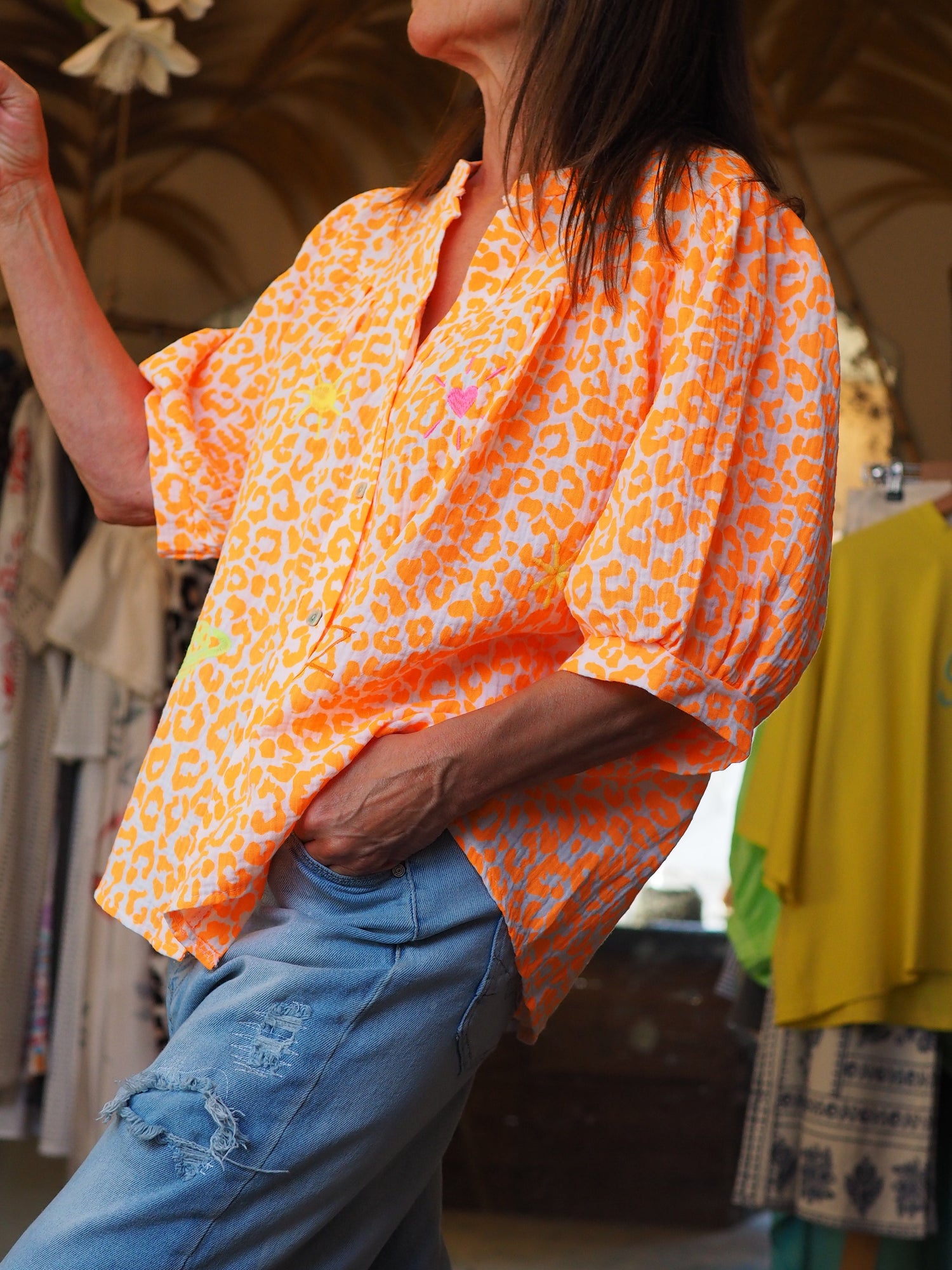 Blouse leopard fluo orange. Motifs brodés.

100% Coton. 
Taille unique convient du 36 au 44.
Tour de poitrine 140cm Longueur dos 66cm.