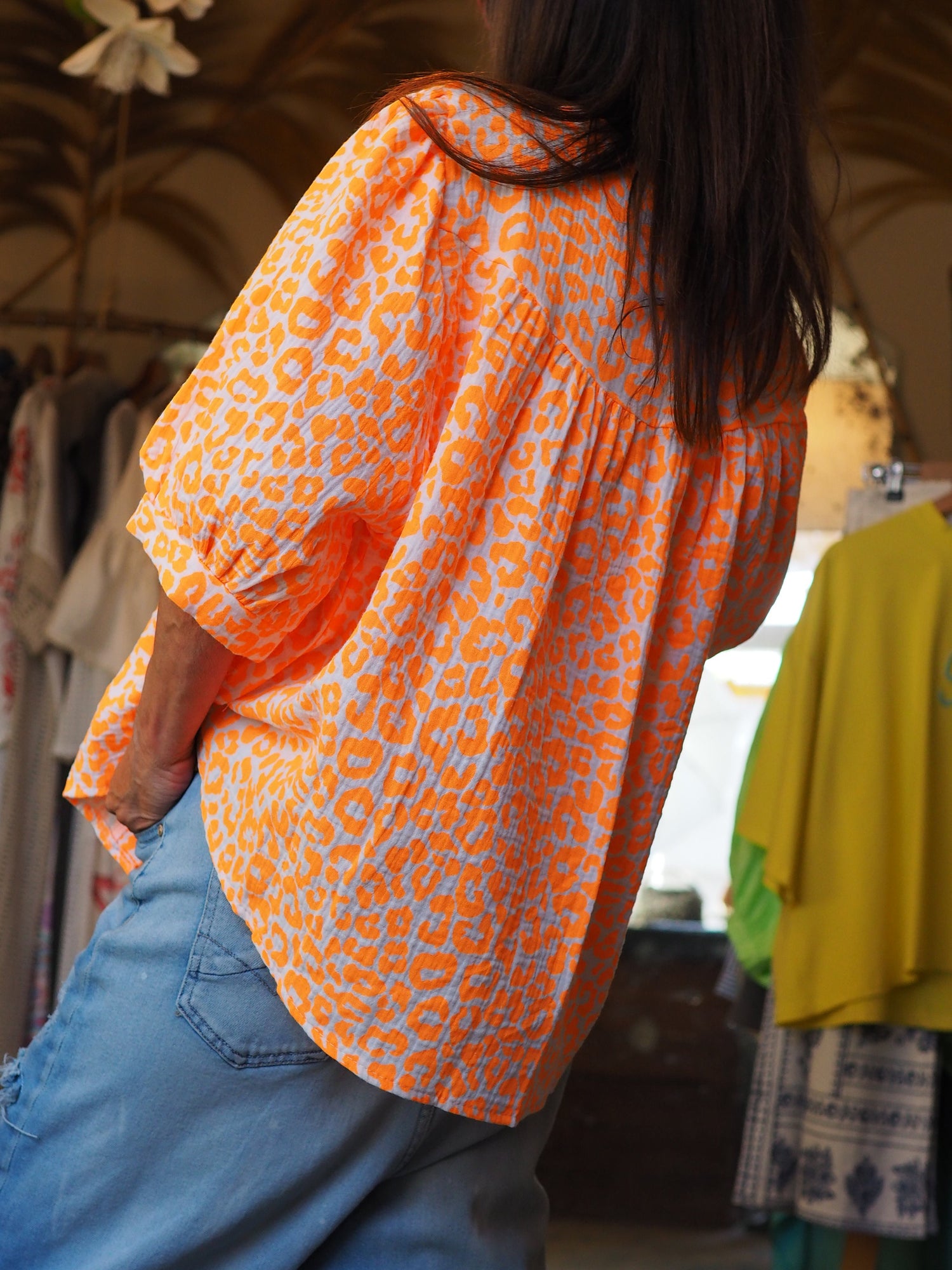 Blouse leopard fluo orange. Motifs brodés.

100% Coton. 
Taille unique convient du 36 au 44.
Tour de poitrine 140cm Longueur dos 66cm.