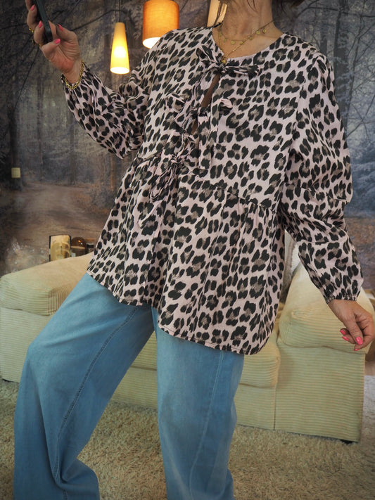 Blouse en coton leopard fond rose pâle. Nouée à l'avant. 100% Coton. Taille unique du 36 au 40. Largeur aisselle à aisselle 61cm Longueur dos 68cm.