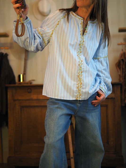 Magnifique blouse bohème bleue ciel, ligne blanche et camel, avec broderies.

Taille unique convient du 36 au 38/40.
100% Coton.
Tour de poitrine 116cm Longueur dos 58cm.