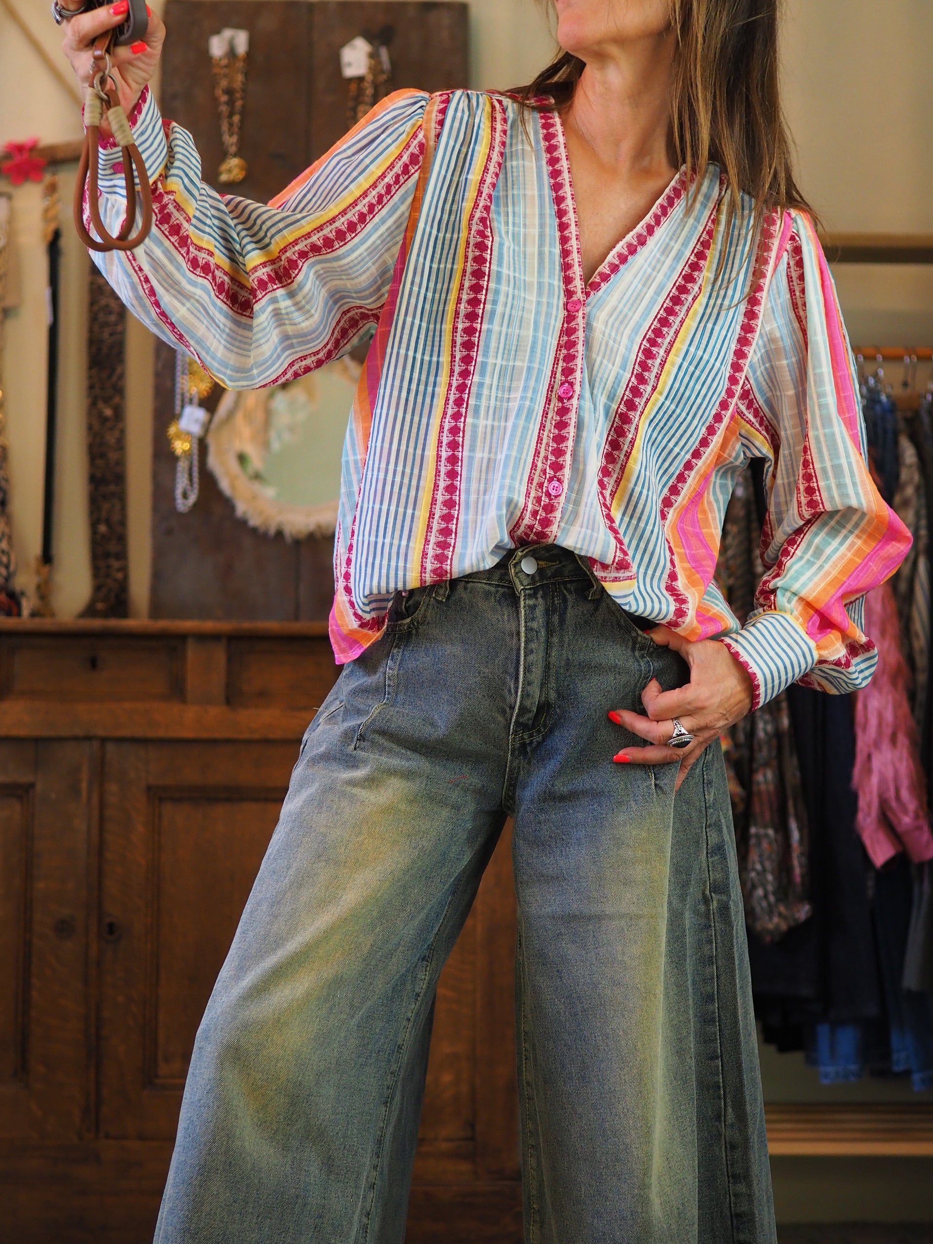 Blouse lignée rose/bleu/orange. Boutonnée à l'avant. Une pépite..

100% Coton.
Taille unique convient du 36 au 40/42.
Tour de poitrine 126cm Longueur dos 63cm.