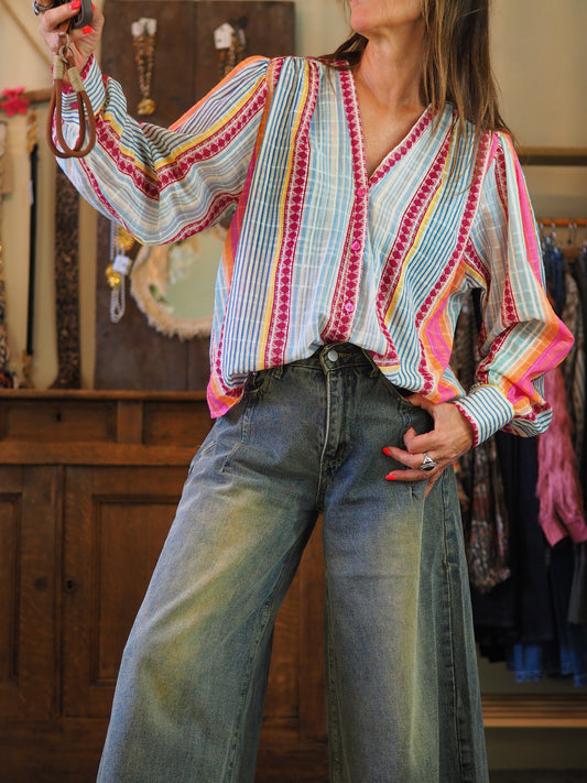 Blouse lignée rose/bleu/orange. Boutonnée à l'avant. Une pépite..

100% Coton.
Taille unique convient du 36 au 40/42.
Tour de poitrine 126cm Longueur dos 63cm.