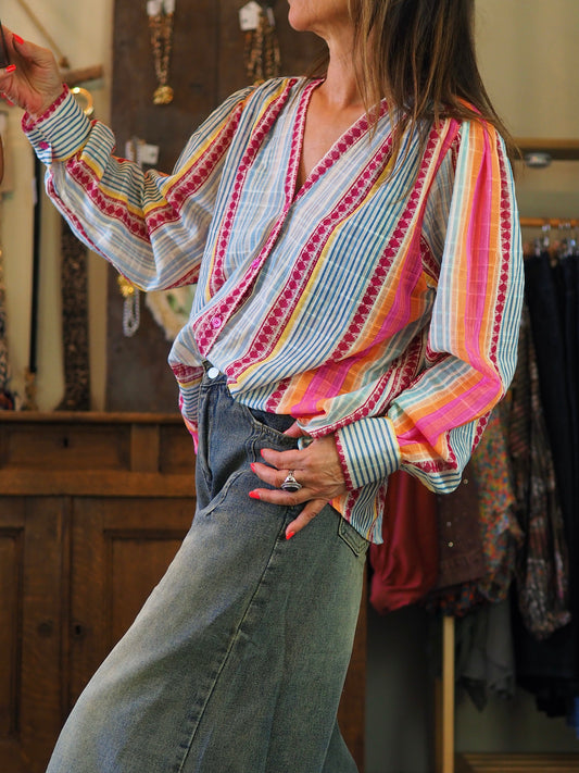 Blouse lignée rose/bleu/orange. Boutonnée à l'avant. Une pépite..

100% Coton.
Taille unique convient du 36 au 40/42.
Tour de poitrine 126cm Longueur dos 63cm.