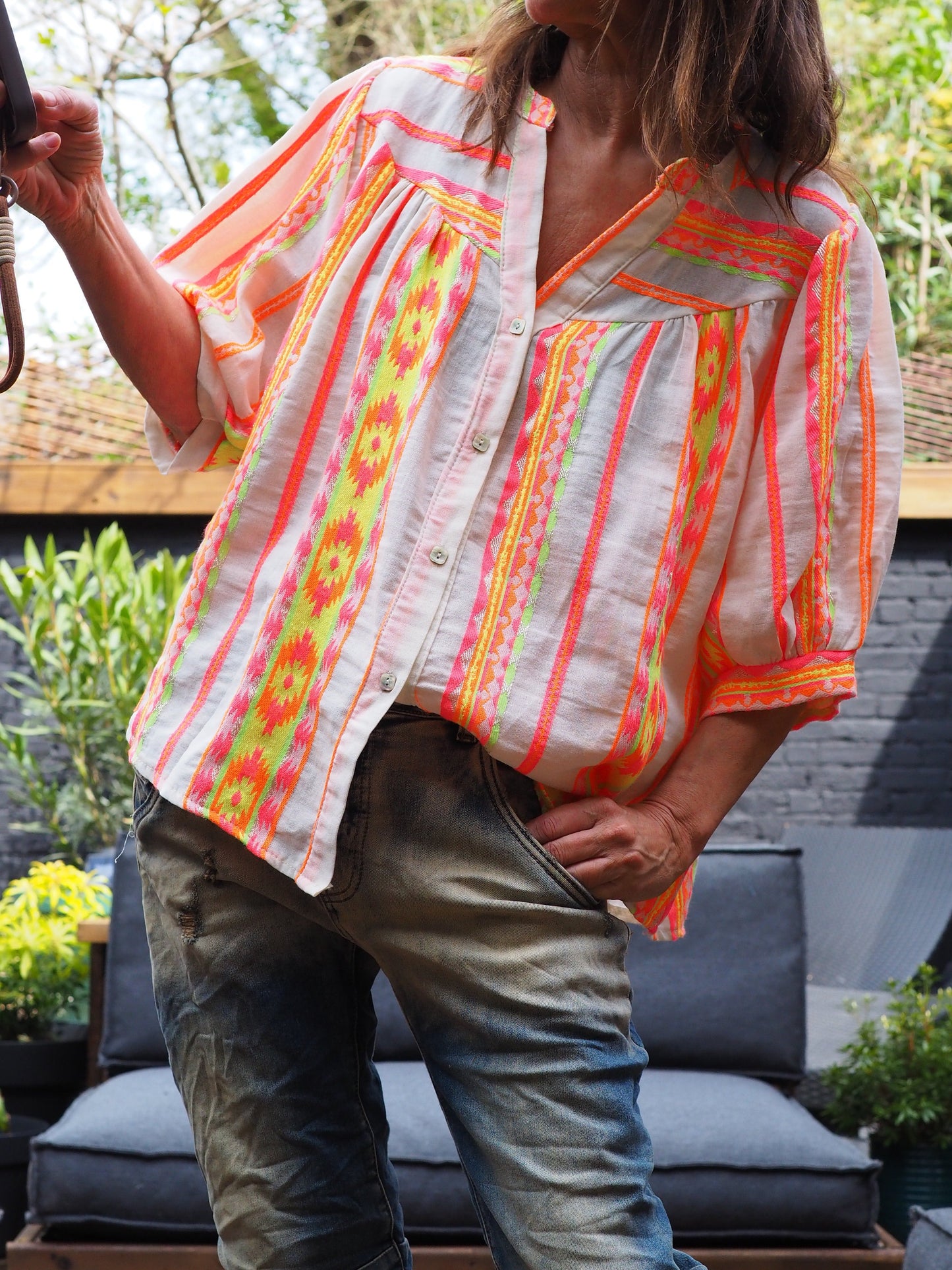 Blouse lignée fluo. Motifs Rolling Stones dans le dos.

80% Coton 20% Polyester. 
Taille unique convient du 36 au 44.
Tour de poitrine 140cm Longueur dos 66cm.