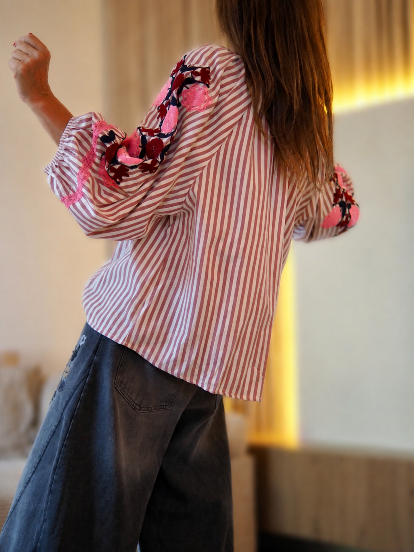 Taille unique convient du 36 au 40/42

Mesures : Tour de poitrine 120cm Longueur dos 63cm.&nbsp;
Composition : 100% Coton.
Cathy mesure 1m66 fait un 36 et porte une taille unique.


Blouse lignée beige et bordeaux avec broderies. Coton trés doux.